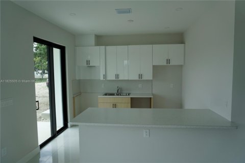 Touwnhouse à vendre à Miami, Floride: 3 chambres № 1794792 - photo 6