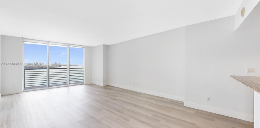 Condo in Miami, Florida, 3 bedrooms № 1827593