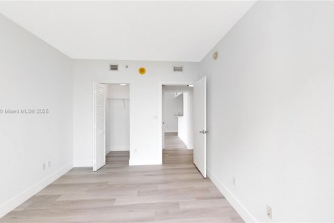 Condo in Miami, Florida, 3 bedrooms № 1827593 - photo 10