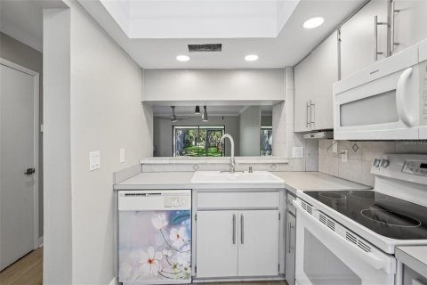 Townhouse in Brandon, Florida 2 bedrooms, 116.31 sq.m. № 2103892 - photo 8