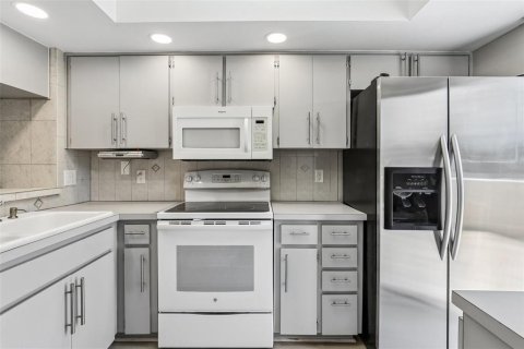 Townhouse in Brandon, Florida 2 bedrooms, 116.31 sq.m. № 2103892 - photo 9
