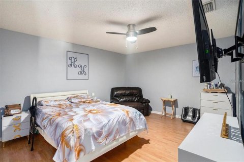 House in Tampa, Florida 4 bedrooms, 146.6 sq.m. № 2104546 - photo 15