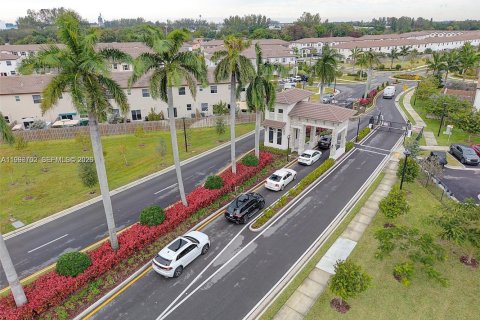 Adosado en venta en Miami, Florida, 3 dormitorios, 157.47 m2 № 2058821 - foto 4
