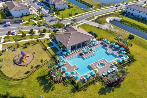 Adosado en venta en Miami, Florida, 3 dormitorios, 157.47 m2 № 2058821 - foto 2