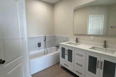 Townhouse in Miami, Florida 3 bedrooms, 162.86 sq.m. № 2057961 - photo 19