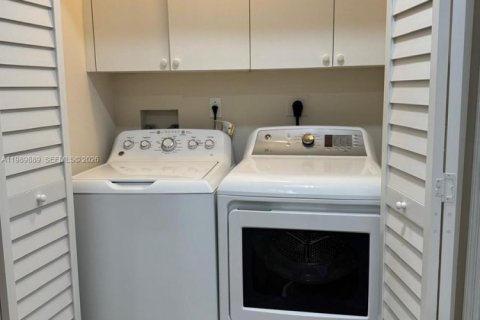 Townhouse in Miami, Florida 3 bedrooms, 162.86 sq.m. № 2057961 - photo 11