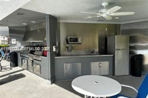 Купить кондоминиум в Пемброк-Пайнс, Флорида 1 спальня, 83.61м2, № 2055494 - фото 27