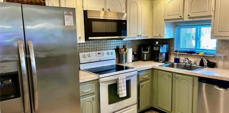 Кондоминиум с 1 спальней в Пемброк-Пайнс, Флорида № 2055494