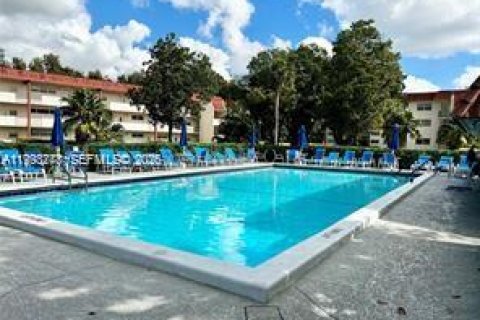 Купить кондоминиум в Пемброк-Пайнс, Флорида 1 спальня, 83.61м2, № 2055494 - фото 25