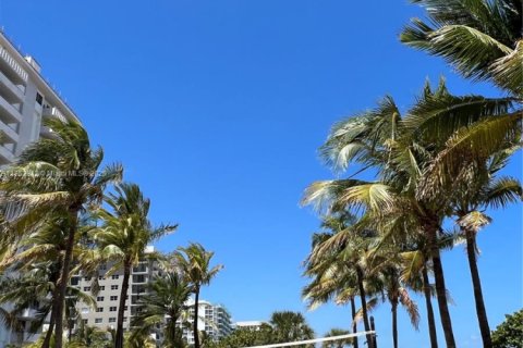 Condo in Surfside, Florida, 1 bedroom  № 1864792 - photo 30