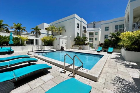 Condo in Surfside, Florida, 1 bedroom  № 1864792 - photo 1