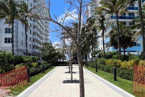 Condo in Surfside, Florida, 1 bedroom  № 1864792 - photo 29