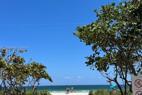 Condo in Surfside, Florida, 1 bedroom  № 1864792 - photo 28