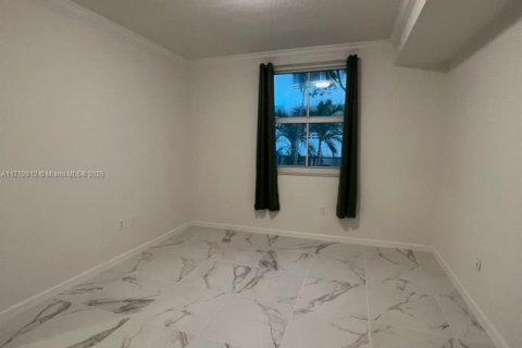 Condo in Surfside, Florida, 1 bedroom  № 1864792 - photo 15