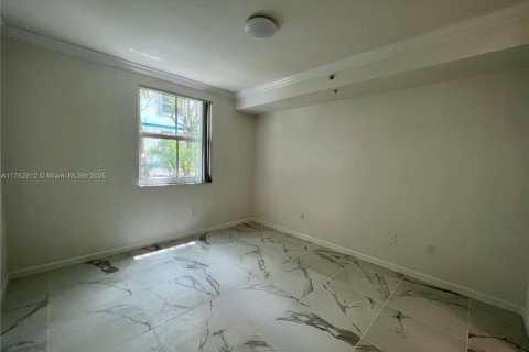 Condo in Surfside, Florida, 1 bedroom  № 1864792 - photo 11