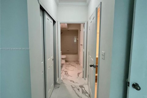 Condo in Surfside, Florida, 1 bedroom  № 1864792 - photo 14