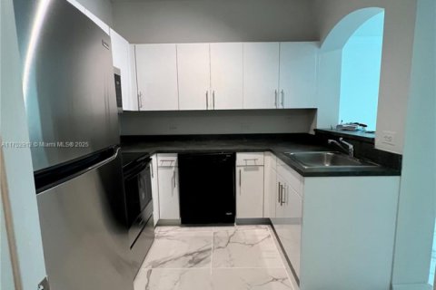 Condo in Surfside, Florida, 1 bedroom  № 1864792 - photo 6
