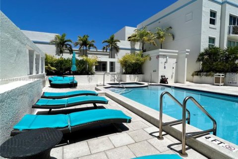 Condo in Surfside, Florida, 1 bedroom  № 1864792 - photo 27