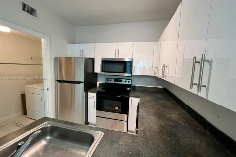 Condo in Surfside, Florida, 1 bedroom  № 1864792 - photo 5