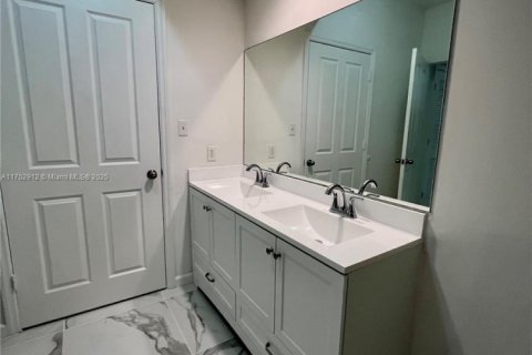 Condo in Surfside, Florida, 1 bedroom  № 1864792 - photo 21