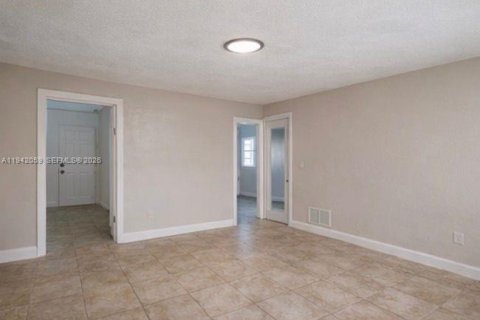 Casa en alquiler en North Miami, Florida, 2 dormitorios, 139.35 m2 № 2026537 - foto 5