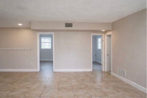 Casa en alquiler en North Miami, Florida, 2 dormitorios, 139.35 m2 № 2026537 - foto 4