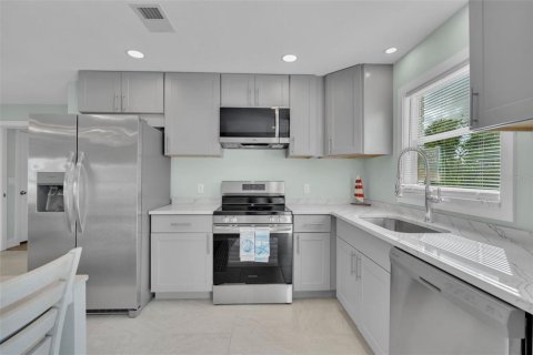 Condo in Longboat Key, Florida, 2 bedrooms  № 2318775 - photo 12