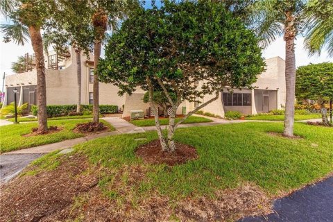 Condo in Palm Harbor, Florida, 1 bedroom № 2108005 - photo 24