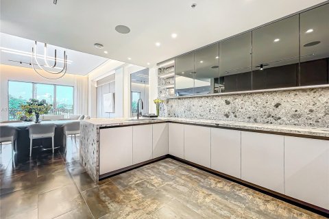 Condo in Hollywood, Florida, 2 bedrooms  № 1992902 - photo 17