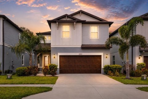 House in Clearwater, Florida 5 bedrooms, 239.5 sq.m. № 2215788