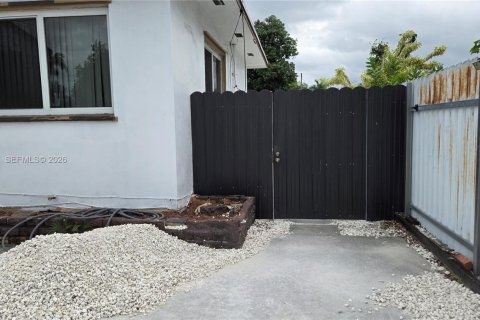 Commercial property in Miami, Florida 1 bedroom, 115.29 sq.m. № 2076653