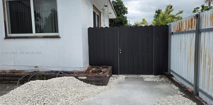 Commercial property in Miami, Florida 1 bedroom, 115.29 sq.m. № 2076653