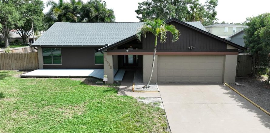 House in Tampa, Florida 3 bedrooms, 160.72 sq.m. № 1775023