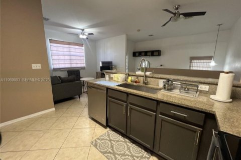 Townhouse in Miramar, Florida 2 bedrooms, 96.25 sq.m. № 2030590 - photo 11