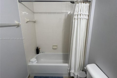 Townhouse in Miramar, Florida 2 bedrooms, 96.25 sq.m. № 2030590 - photo 23