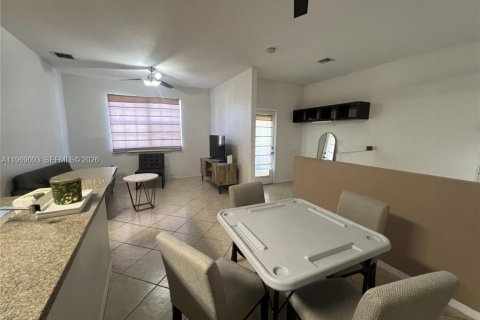 Townhouse in Miramar, Florida 2 bedrooms, 96.25 sq.m. № 2030590 - photo 8