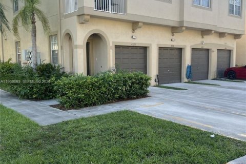 Townhouse in Miramar, Florida 2 bedrooms, 96.25 sq.m. № 2030590