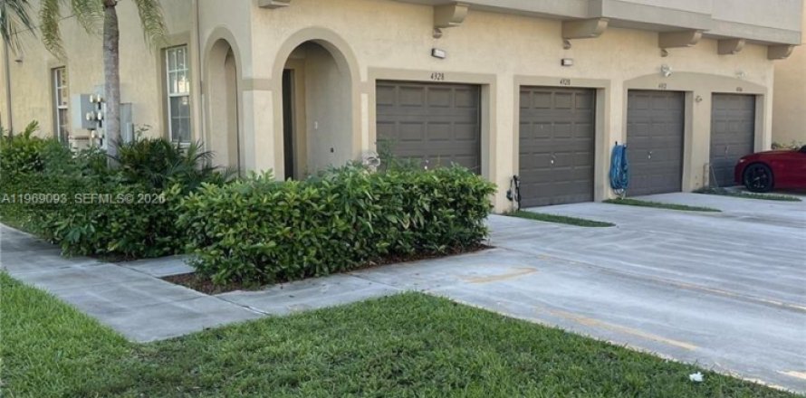 Townhouse in Miramar, Florida 2 bedrooms, 96.25 sq.m. № 2030590