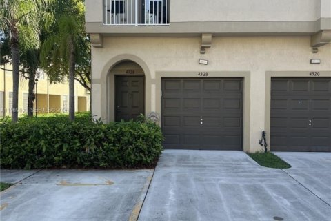 Townhouse in Miramar, Florida 2 bedrooms, 96.25 sq.m. № 2030590 - photo 2