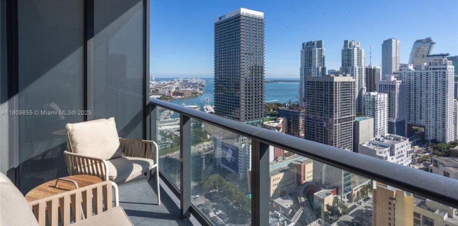 Estudio en el Condominio en Miami, Florida  № 2012181