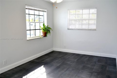 Apartment in Wilton Manors, Florida 1 bedroom № 2068732 - photo 12