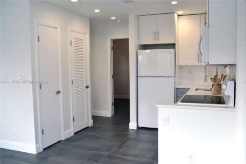 Apartment in Wilton Manors, Florida 1 bedroom № 2068732 - photo 4