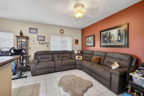 Villa ou maison à vendre à Tamarac, Floride: 3 chambres, 151.99 m2 № 2009482 - photo 8