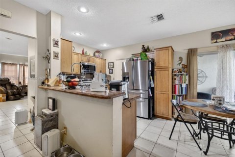 Villa ou maison à vendre à Tamarac, Floride: 3 chambres, 151.99 m2 № 2009482 - photo 11