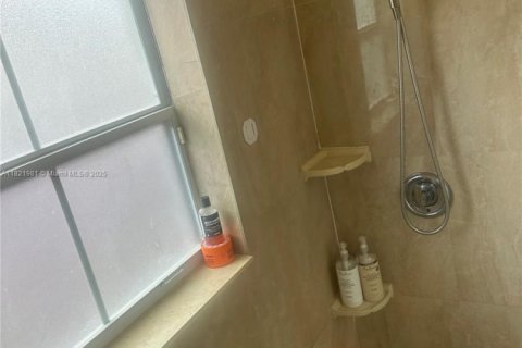 Casa en venta en Miami, Florida, 3 dormitorios, 161.65 m2 № 1940546 - foto 16