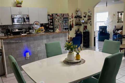 Casa en venta en Miami, Florida, 3 dormitorios, 161.65 m2 № 1940546 - foto 12