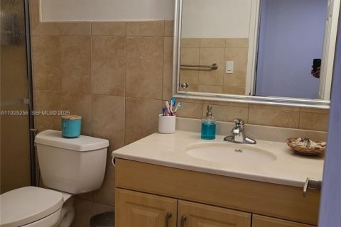 Купить кондоминиум в Халландейл-Бич, Флорида 51.65м2, № 1984401 - фото 12