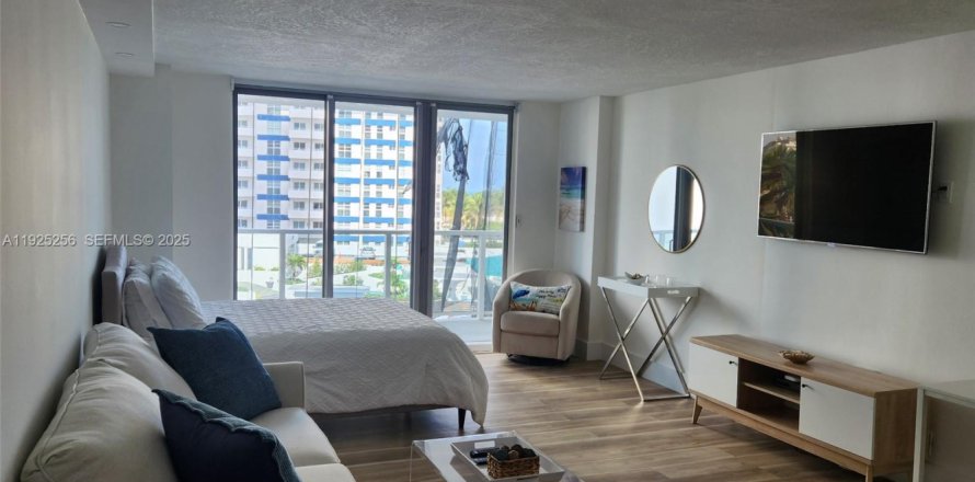 Студия в кондо в Халландейл-Бич, Флорида № 1984401