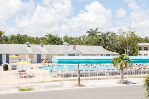 Condo in Hollywood, Florida, 2 bedrooms  № 1073590 - photo 1