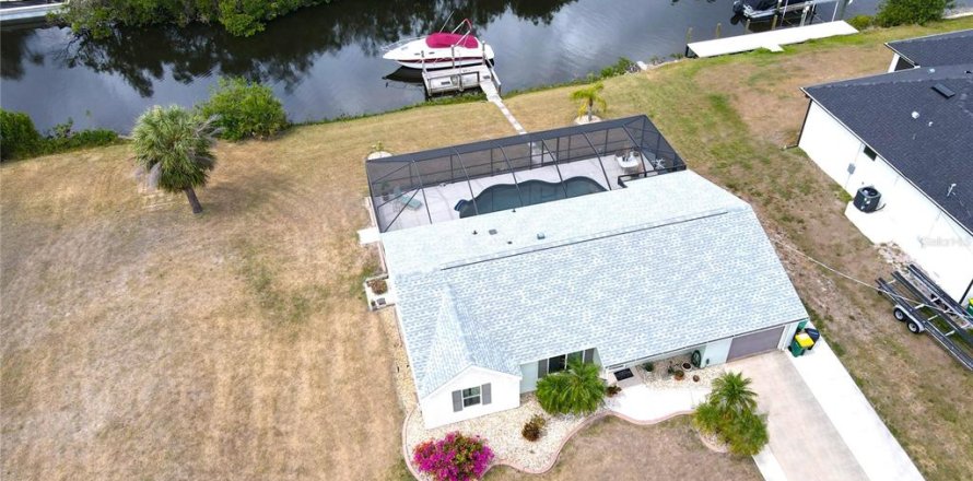 House in Port Charlotte, Florida 3 bedrooms, 110.55 sq.m. № 1669792